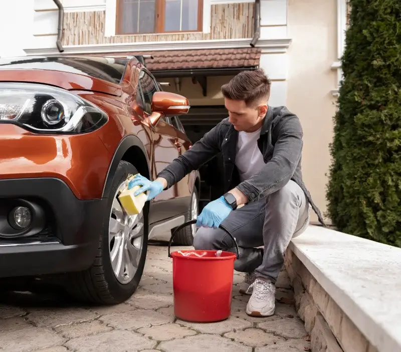 Lavage auto à domicile Sainghin-en-Mélantois : professionnel intervenant sur un véhicule